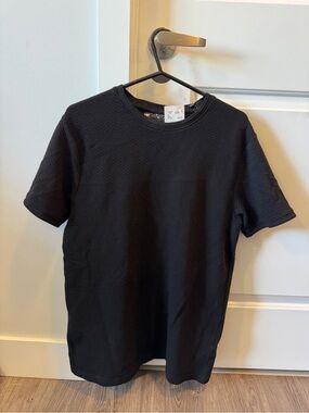 Brand new with tags Men's Black Textured Short-Sleeve Crewneck Shirt